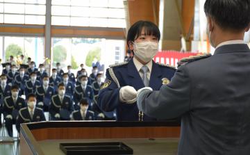 本部長賞を受け取る菅麻子さん=茨城町上石崎の県警察学校