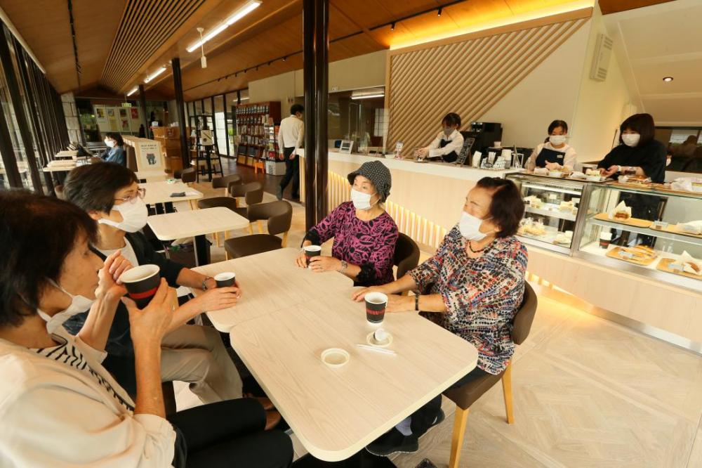 リニューアルオープンした県立歴史館のミュージアムショップ兼カフェ=水戸市緑町