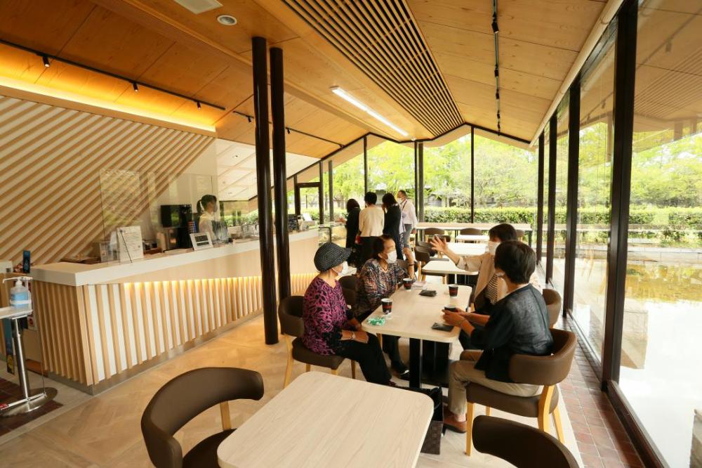 リニューアルオープンした県立歴史館のミュージアムショップ兼カフェ=水戸市緑町