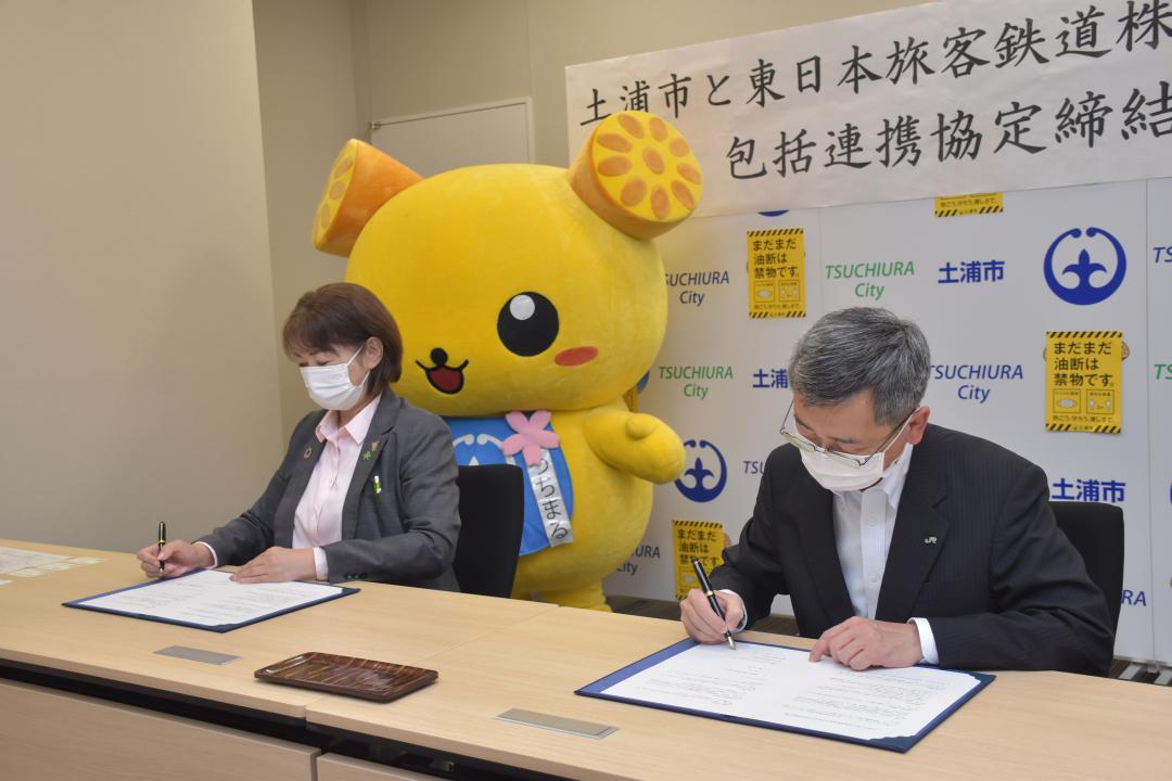 包括連携協定で調印する小川一路水戸支社長(右)と安藤真理子市長=土浦市役所