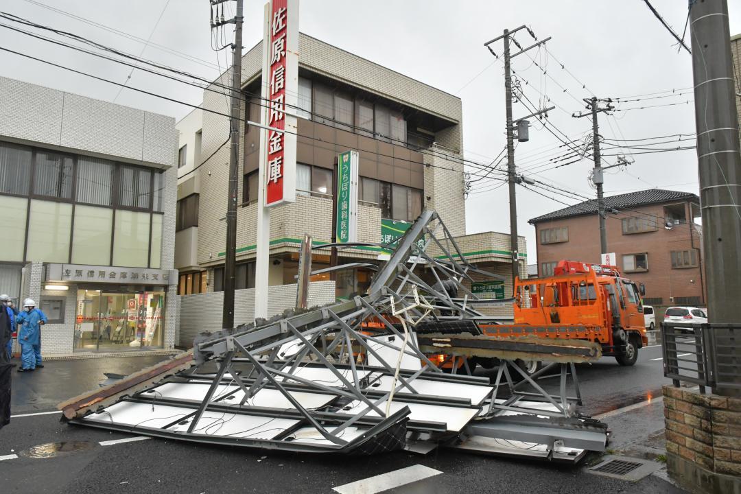 中心市街地の建物の屋上から路上に落下したソーラーパネル=1日午後4時20分ごろ、潮来市潮来