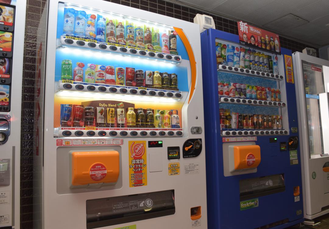 下妻市役所本庁舎にある自動販売機。災害時に商品が無償提供される「災害対応型」となっている