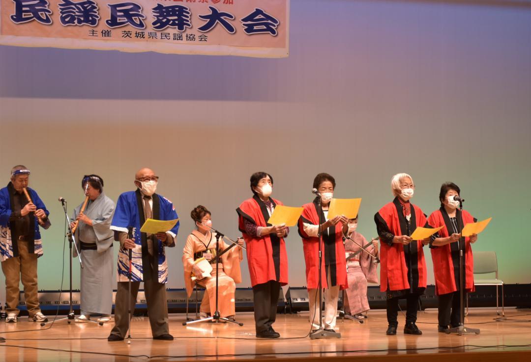 民謡民舞大会Ⅱで合唱を披露する参加者