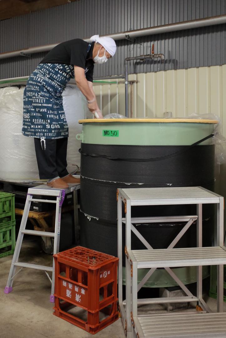 常陸大宮市美和地区で収穫した材料を使い、そば焼酎を製造=常陸太田市大里町の剛烈酒造
