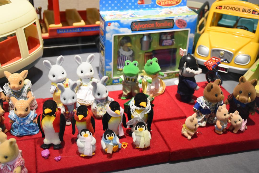 ペンギンやイノシシなど海外で発売されたシルバニアファミリーたち=笠間日動美術館の「パレット館」
