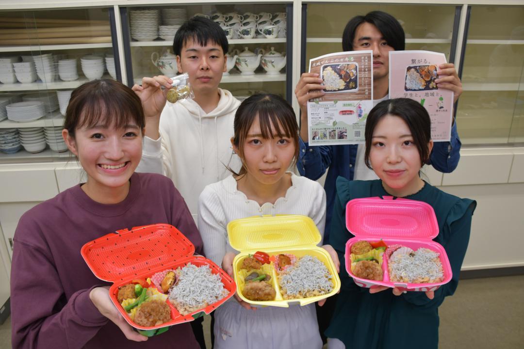 県産食材をふんだんに使った弁当を考案し販売する茨城キリスト教大、茨城大の学生たち=日立市大みか町
