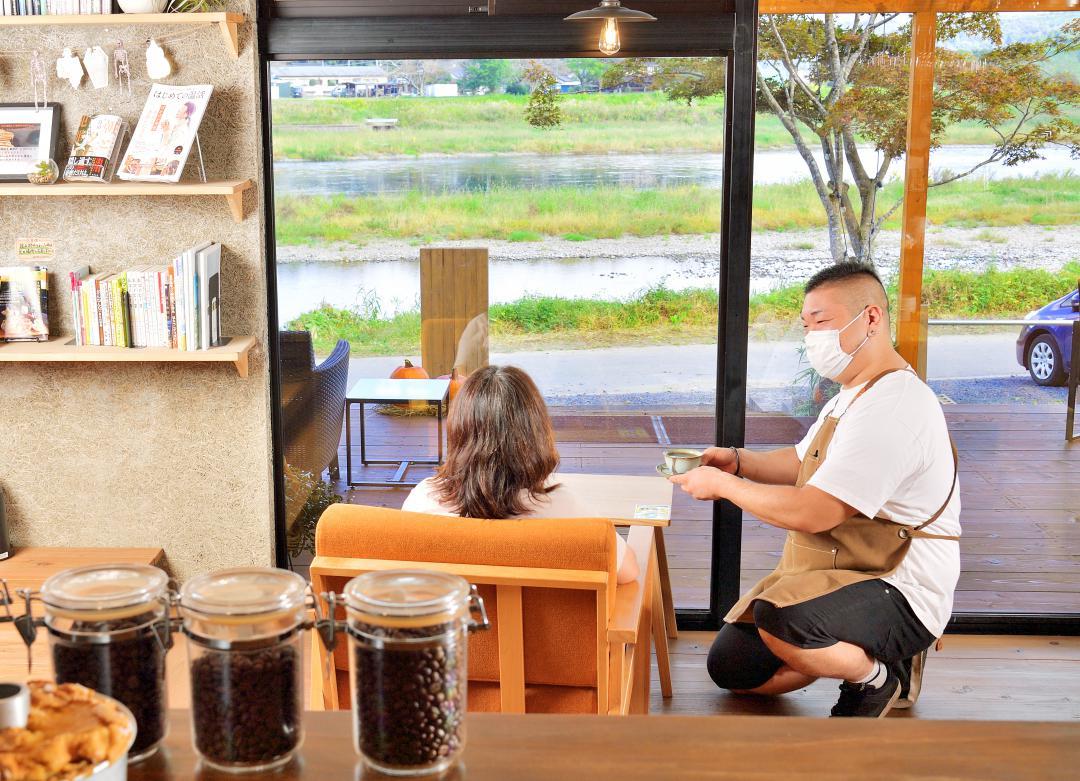 営業を再開したカフェ「マーシーズ・コーヒー」。目の前には那珂川ののどかな風景が広がる=城里町御前山、菊地克仁撮影