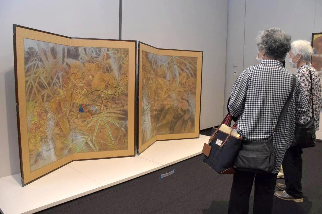 びょうぶ絵「晩春」をはじめ小林恒岳さんの代表作が一堂に会した=土浦市大和町