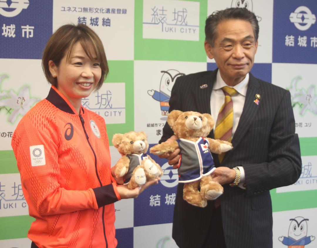小林栄結城市長(右)に東京五輪の結果を報告した中山由起枝選手=結城市役所