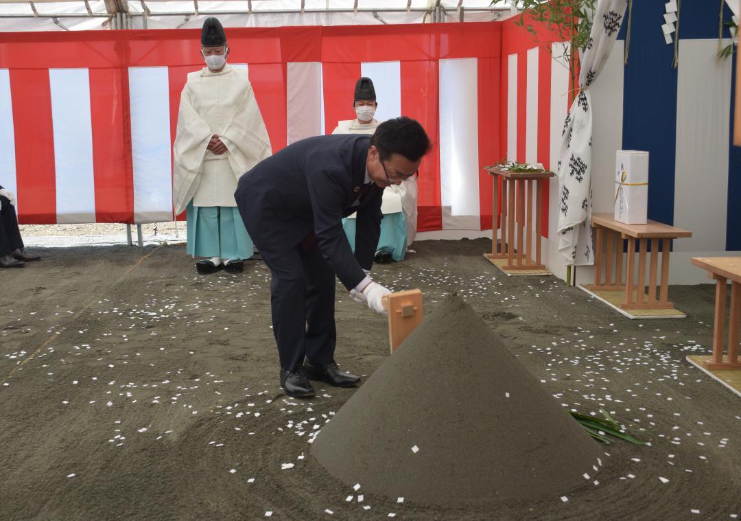 起工式でくわ入れを行う菊池博市長=下妻市本城町