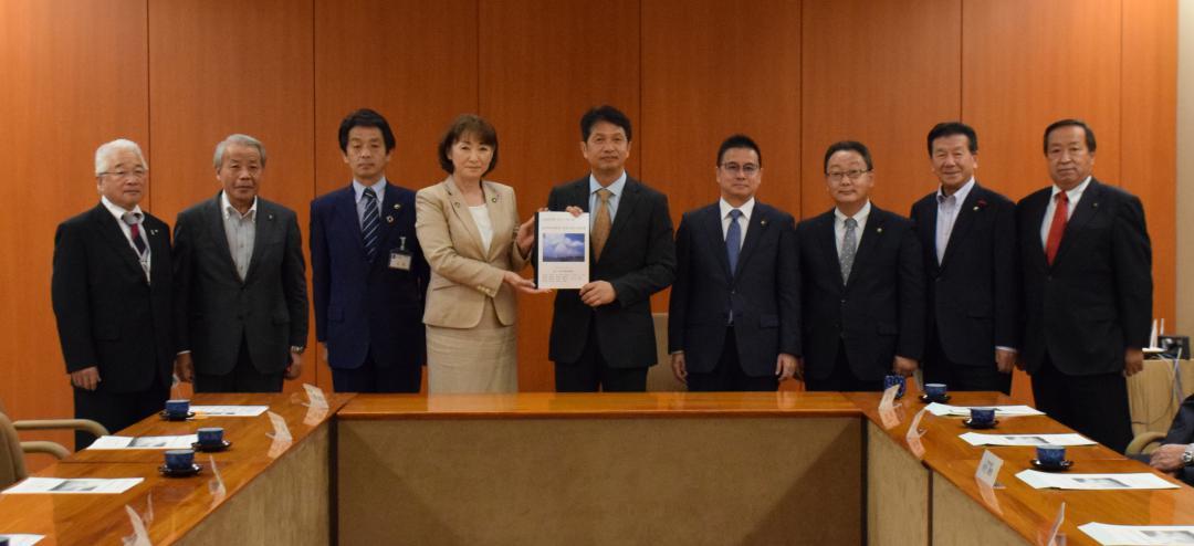 森林湖沼環境税の期間延長に関する要望書を大井川和彦知事(中央)に手渡した霞ケ浦問題協議会の安藤真理子会長=県庁
