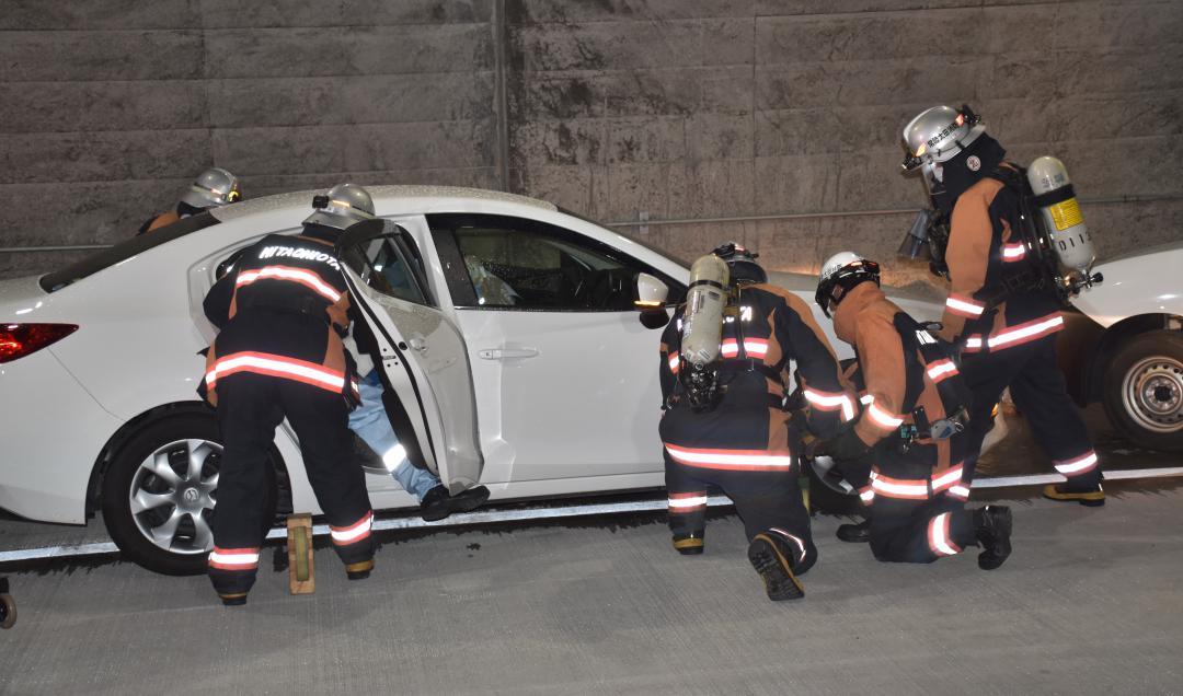 事故車両から人を救出する訓練=常陸太田市の北沢トンネル内
