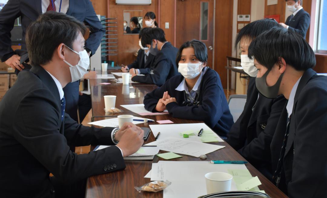 制服の夏服の課題改善などを話し合う高萩清松高の生徒会役員たち=高萩市赤浜