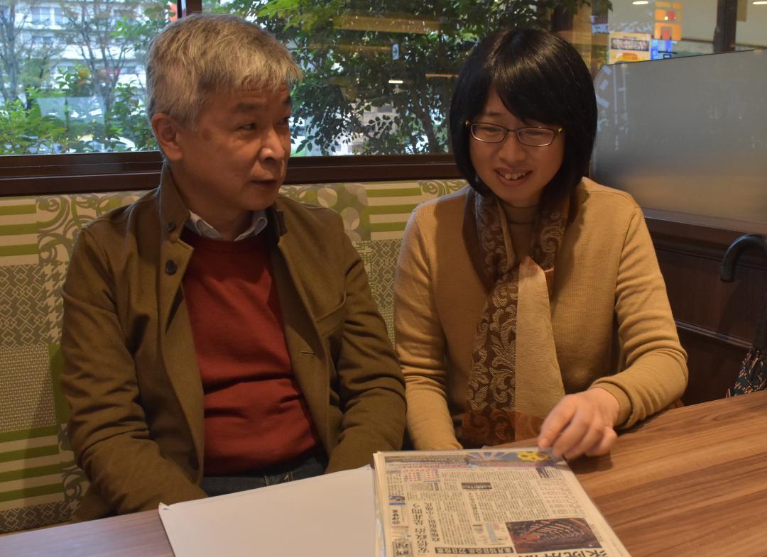 選択的夫婦別姓について話し合う小泉祐里さん(右)と田中浩さん夫妻=つくば市内
