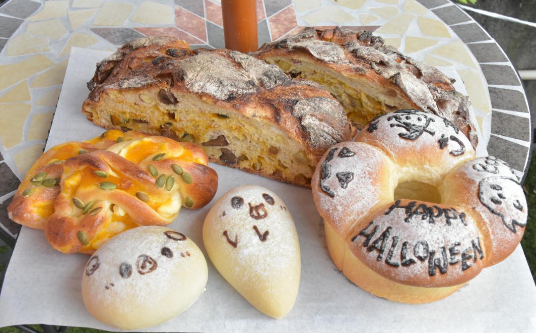 季節のジャンボフランス(奥)、4種のクリームパン(右)、ゆきんこチョコ(左)

