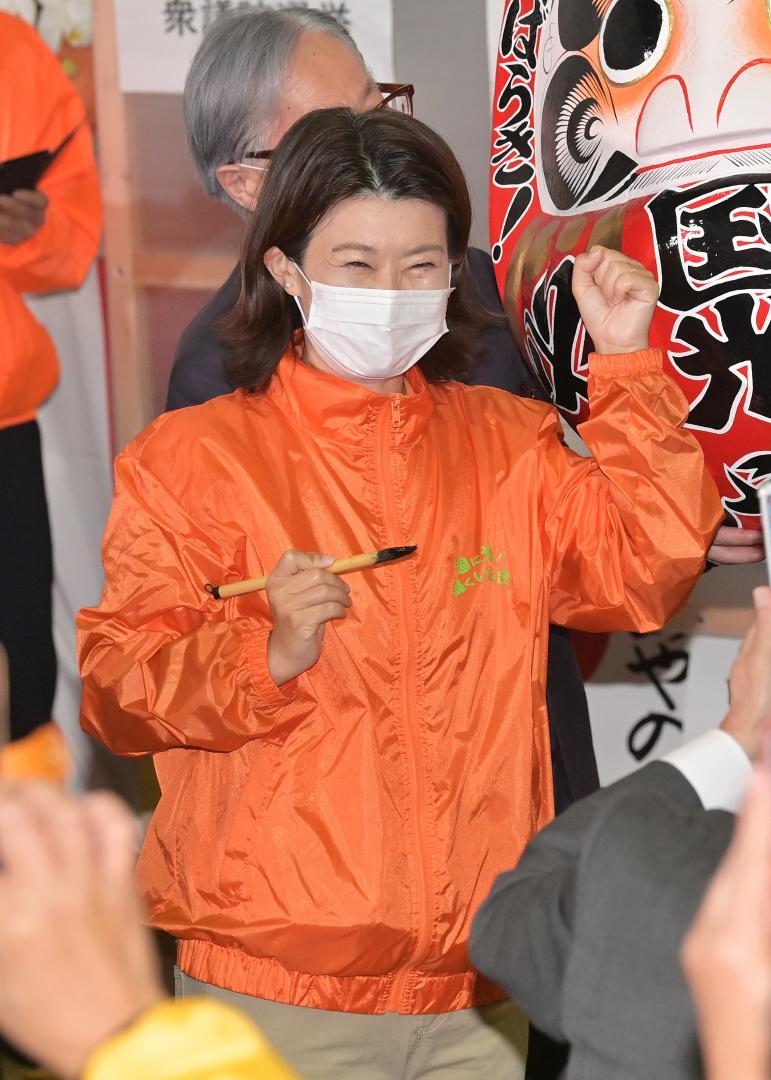 当選を決め、笑顔を見せる国光文乃氏=つくば市吉瀬の選挙事務所
