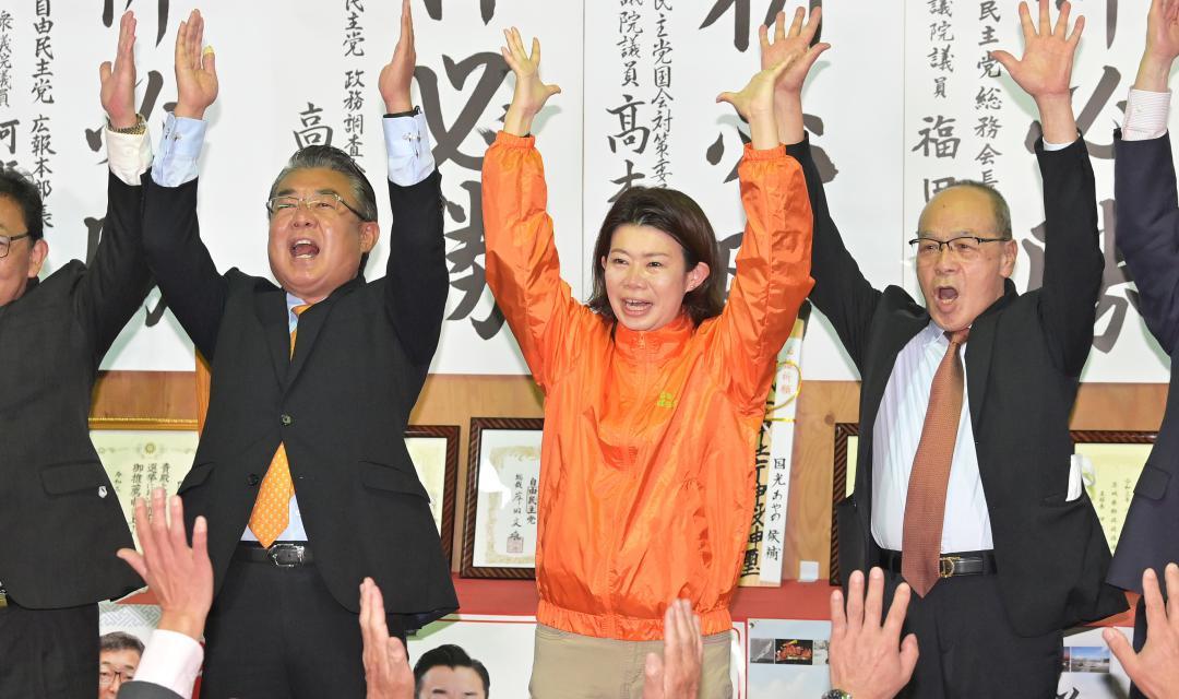 当選が確実となり、万歳三唱する国光文乃氏（中央）＝３１日午後９時５４分、つくば市吉瀬、吉田雅宏撮影
