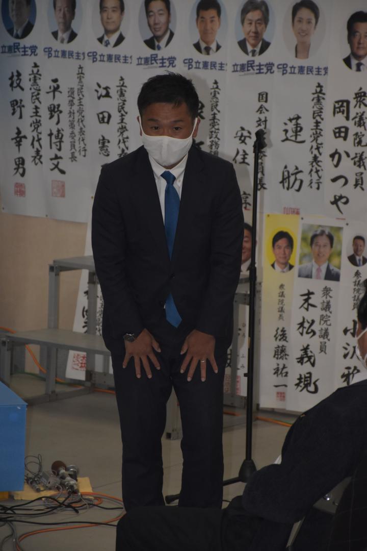 小選挙区で敗れ頭を下げる青山大人氏＝31日午後9時50分、土浦市下高津
