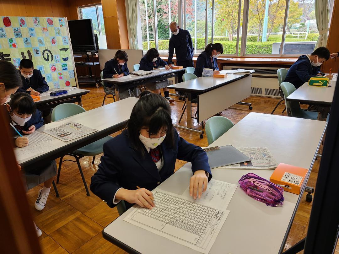 記事を書く体験を楽しむ生徒たち=大子町の県立大子特別支援学校
