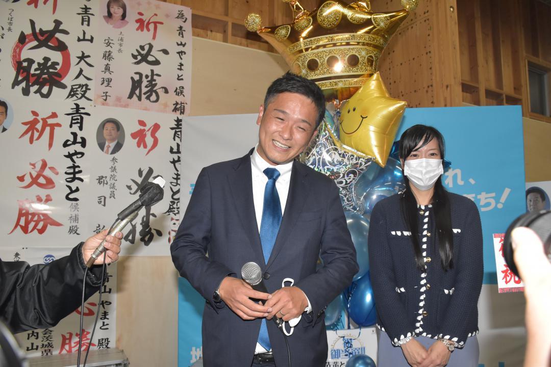 復活当選を決め、喜びを語る青山大人氏=1日午前3時27分、土浦市下高津
