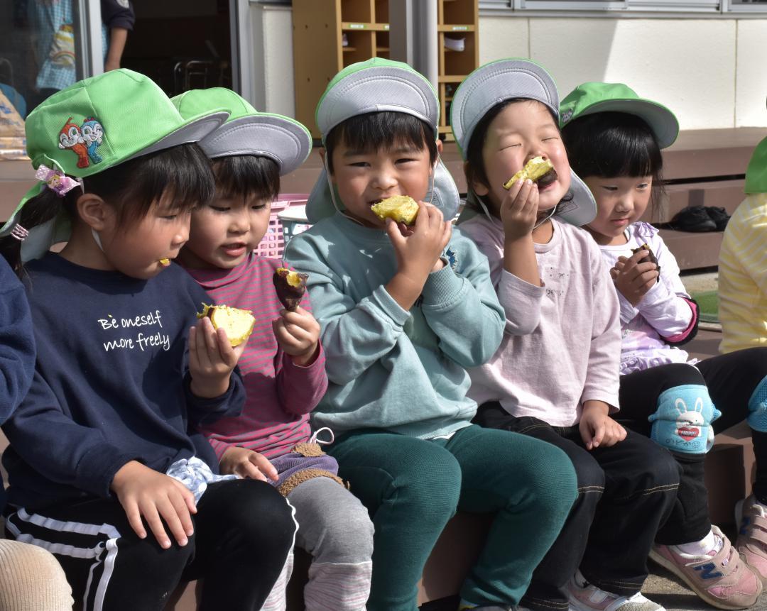 自分たちで作った焼き芋を頬張る子どもたち=常陸太田市松平町