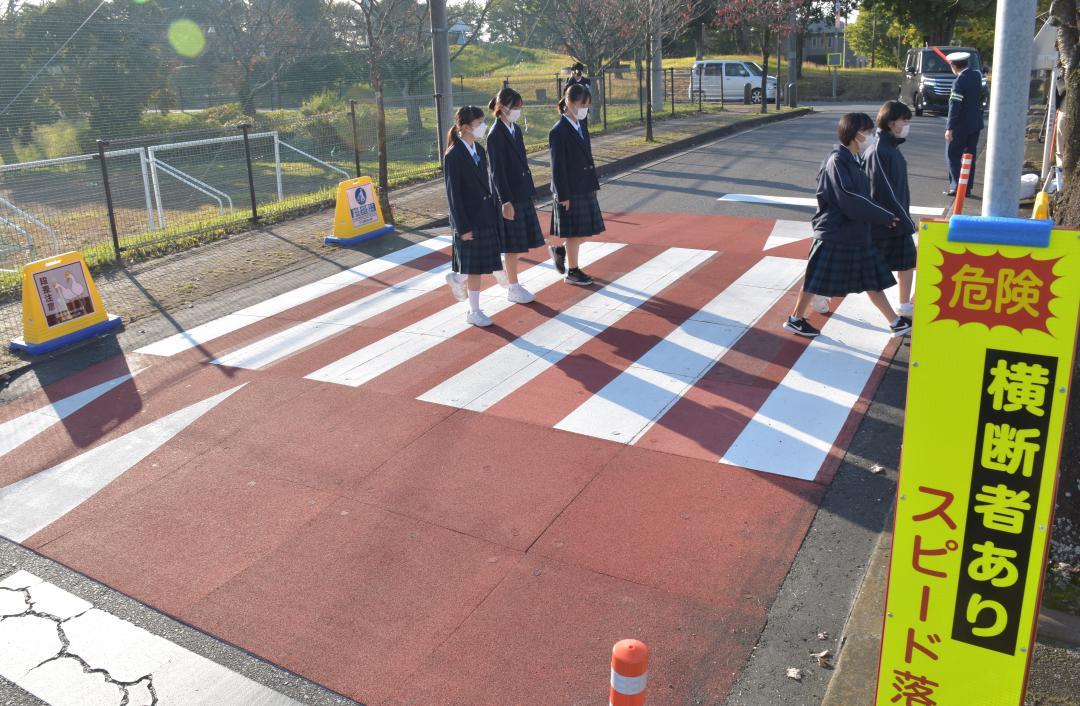 市道に設置された「スムーズ横断歩道」。通過する車の速度を抑制する効果が期待される=4日午前、つくばみらい市絹の台