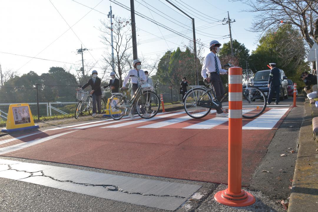 市道に設置された「スムーズ横断歩道」。通過する車の速度を抑制する効果が期待される=4日午前、つくばみらい市絹の台