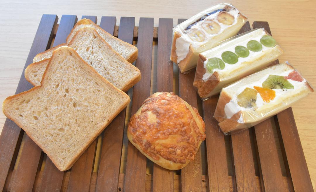 全粒粉食パン、チーズカレーパン、フルーツサンド(左から)