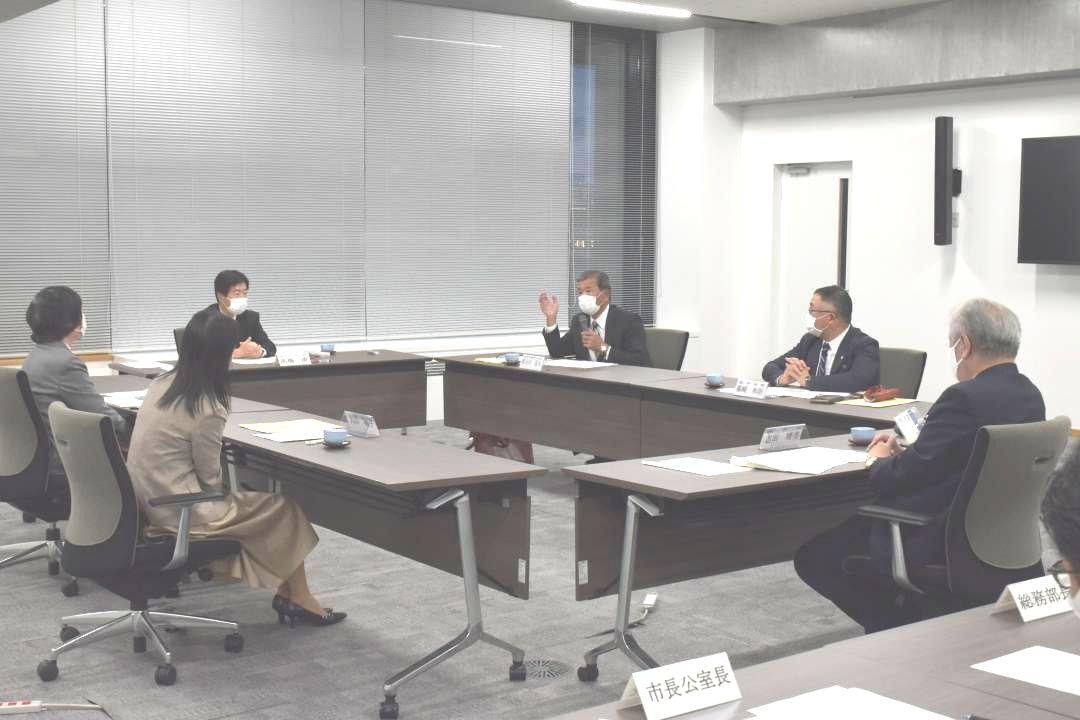 水戸市総合教育会議で高橋靖市長はじめ6人が部活動の今後の在り方について話し合った=同市役所
