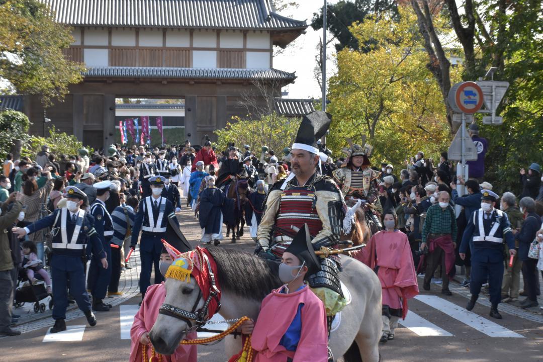 水戸城大手門をくぐり弘道館前を練り歩く水戸東照宮の祭礼行列=水戸市三の丸

