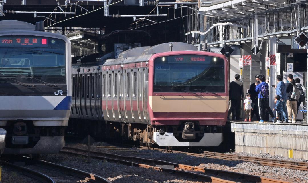JR水戸駅に停車する「赤電」をイメージしたE531系ラッピング車両。左側は通常色の同系車両=水戸市宮町
