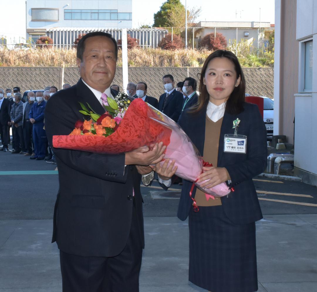 初登庁し職員から花束を贈られる岸田一夫市長=鉾田市役所
