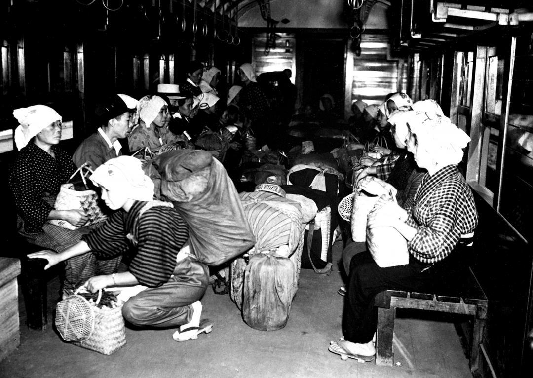 国鉄常磐線(当時)に登場した行商人専用列車=1950年10月1日、国鉄水戸駅
