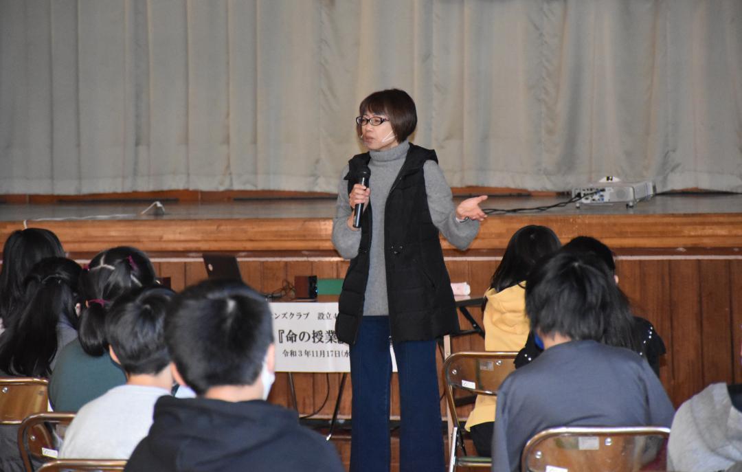 児童に他の誰かを大切にしてほしいと呼び掛ける児童文学作家の今西乃子さん=水戸市立堀原小