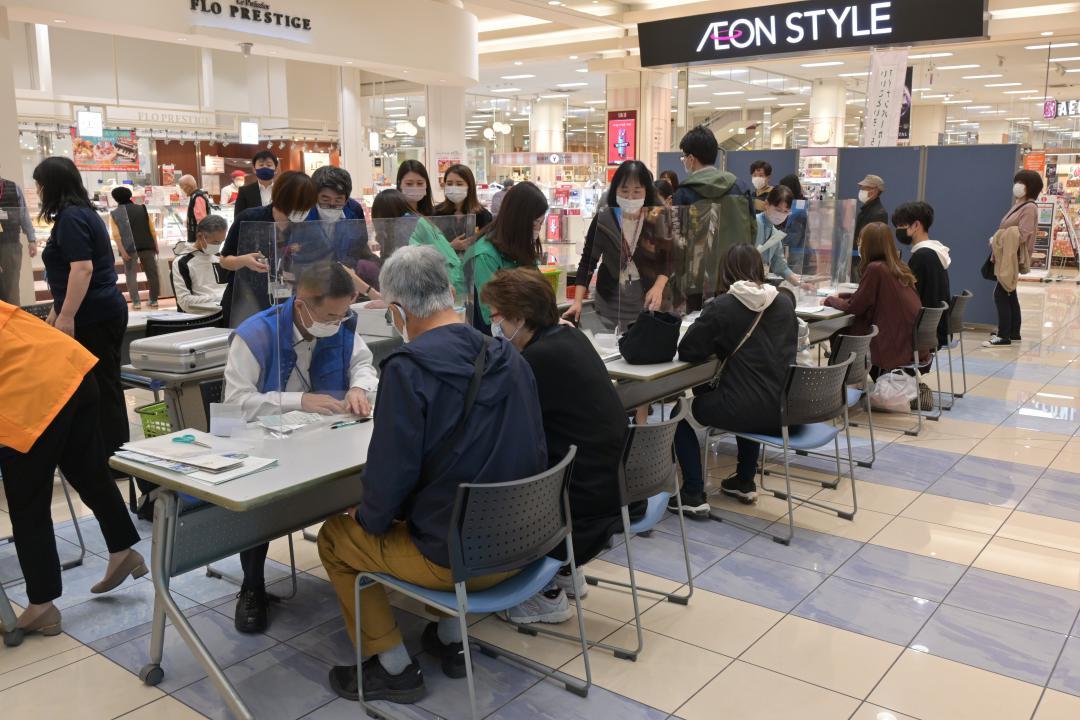多くのマイナンバーカード新規申請者が訪れた6市町村合同の申請サポート=水戸市内原のイオンモール水戸内原