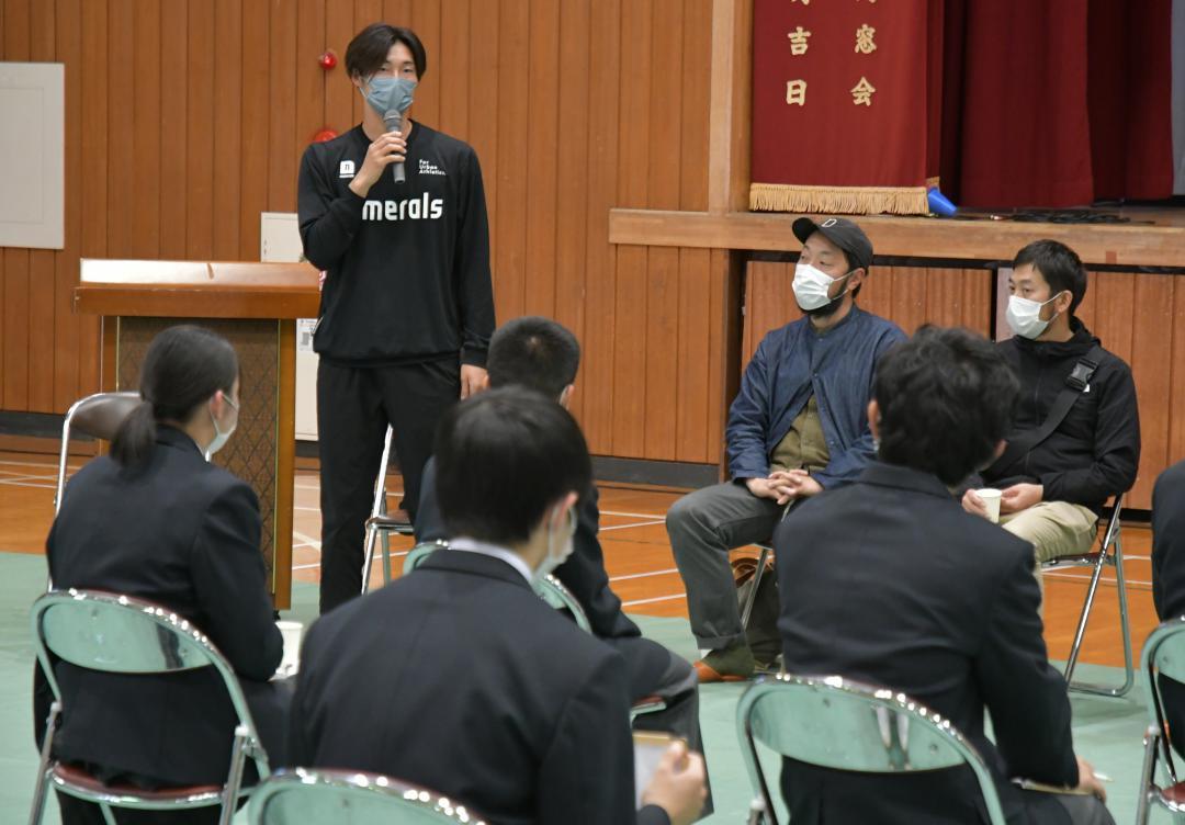 水戸桜ノ牧高常北校のキャリア教育に関する授業で、生徒にメッセージを送る水戸ホーリーホックの藤尾翔太選手=城里町春園