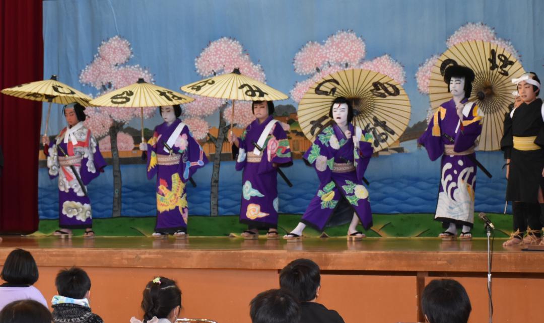 「白浪五人男」で見えを切る4年生の男子児童=常陸大宮市東野の市立大宮北小