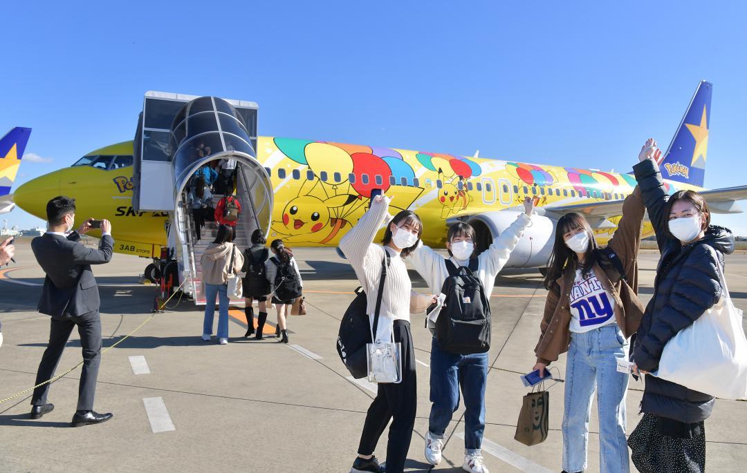「ピカチュウジェット」に乗り込む修学旅行生たち=27日午前、小美玉市与沢の茨城空港
