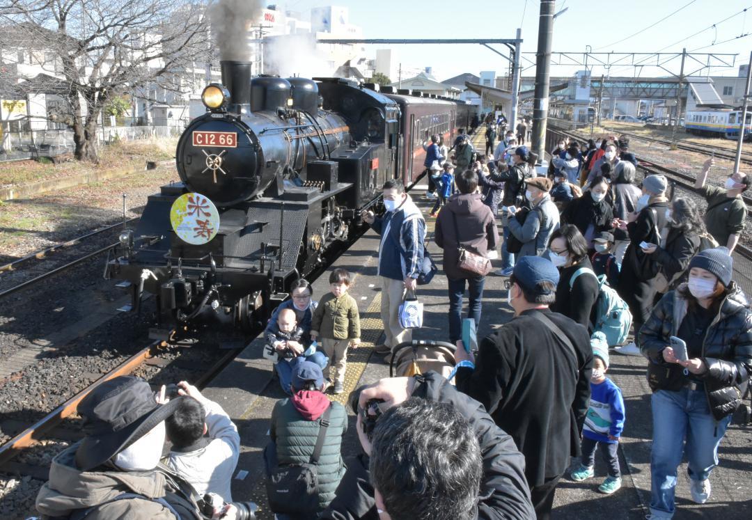 「米寿記念号」の出発を前に、下館駅ホームには大勢のファンが集まった=筑西市乙