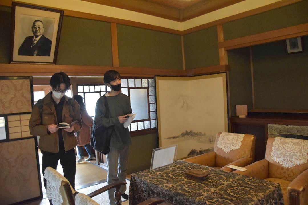 北条地区にある「旧矢中邸」を視察する及川浩輝さん(右)ら=つくば市北条
