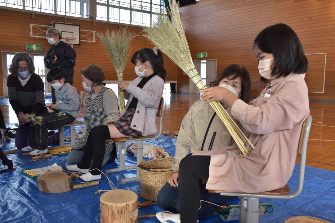 伝統工芸品「河合ほうき」作りに取り組む子どもたち=常陸太田市上河合町
