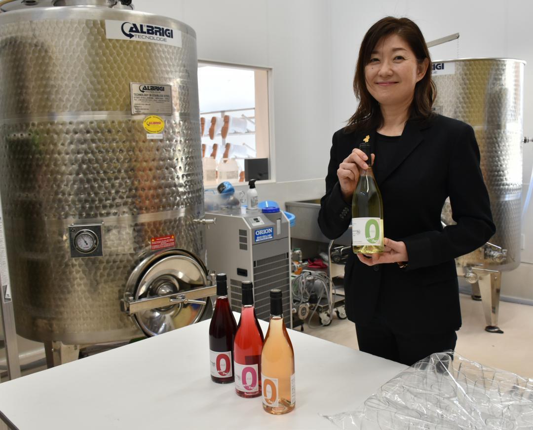 境町の新たな特産品として発売するワイン=同町坂花町のさかいまち食品研究所
