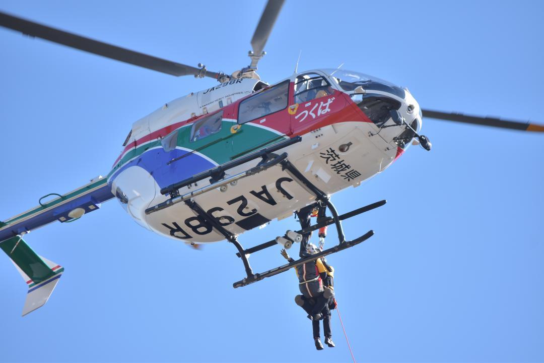 筑波山上空で防災ヘリを使った救助訓練を行う県防災航空隊員ら
