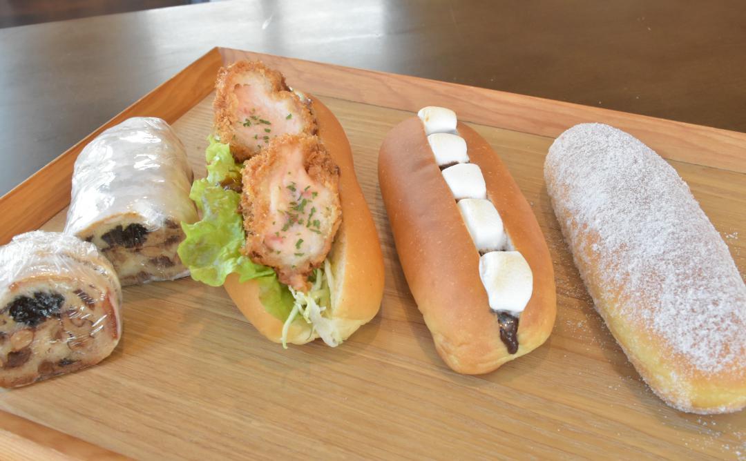「揚げパン」、「スモアコッペ」、「かにクリームコロッケ」、「シュトーレン」(右から)
