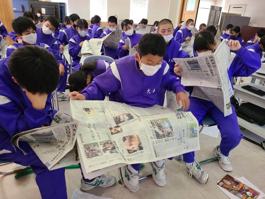 新聞を開く生徒たち=桜川市立大和中
