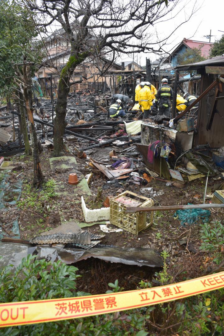 １人の遺体が発見された火災現場＝８日午前１１時３６分ごろ、八千代町平塚
