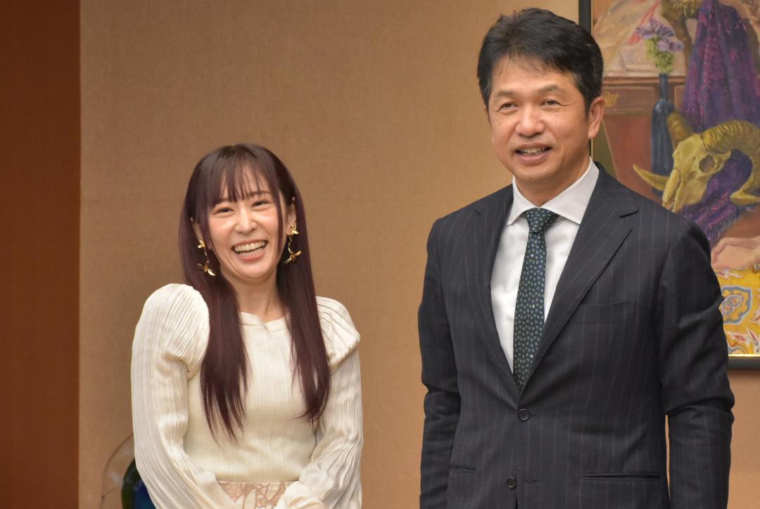 大井川和彦知事に近況を報告した櫻川めぐさん(左)=県庁
