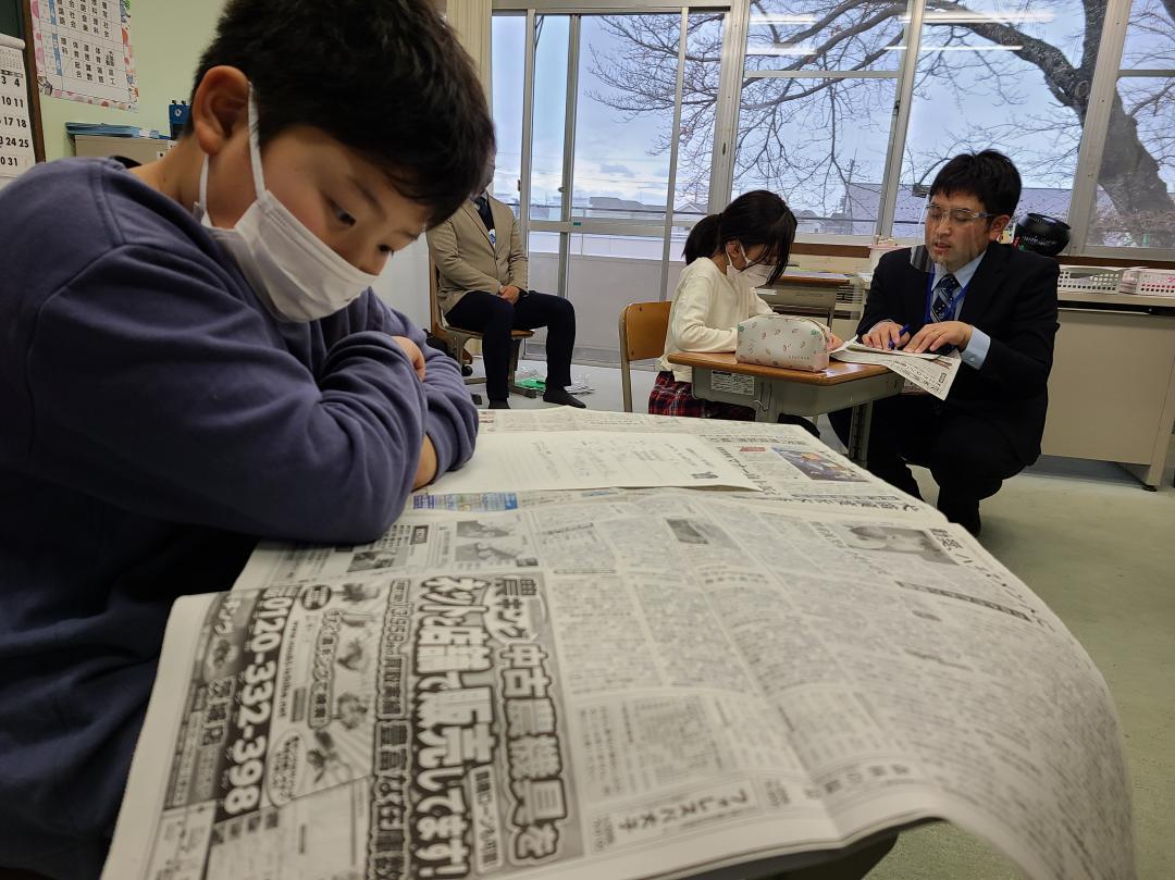 「新聞のひみつ」を学ぶ児童たち=水戸市の県立水戸聾学校
