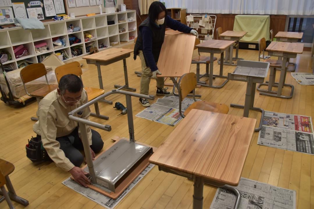 学校机の天板を市産材に交換する作業=常陸太田市大中町
