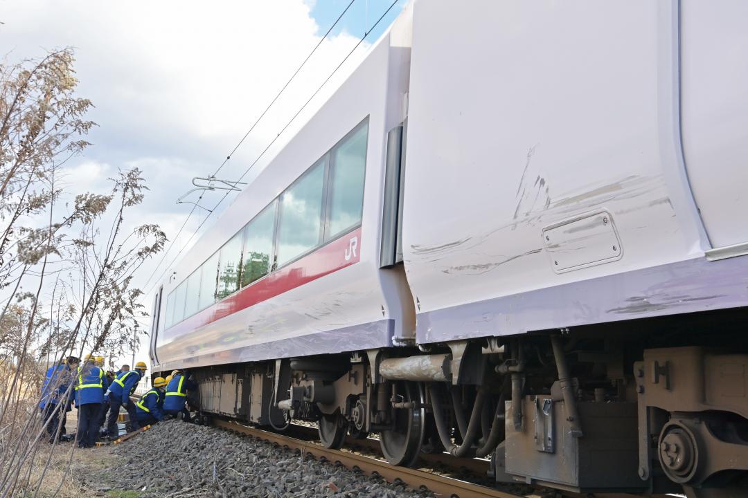 乗用車と衝突したJR常磐線の特急列車。側面には損傷が見られた=笠間市小原